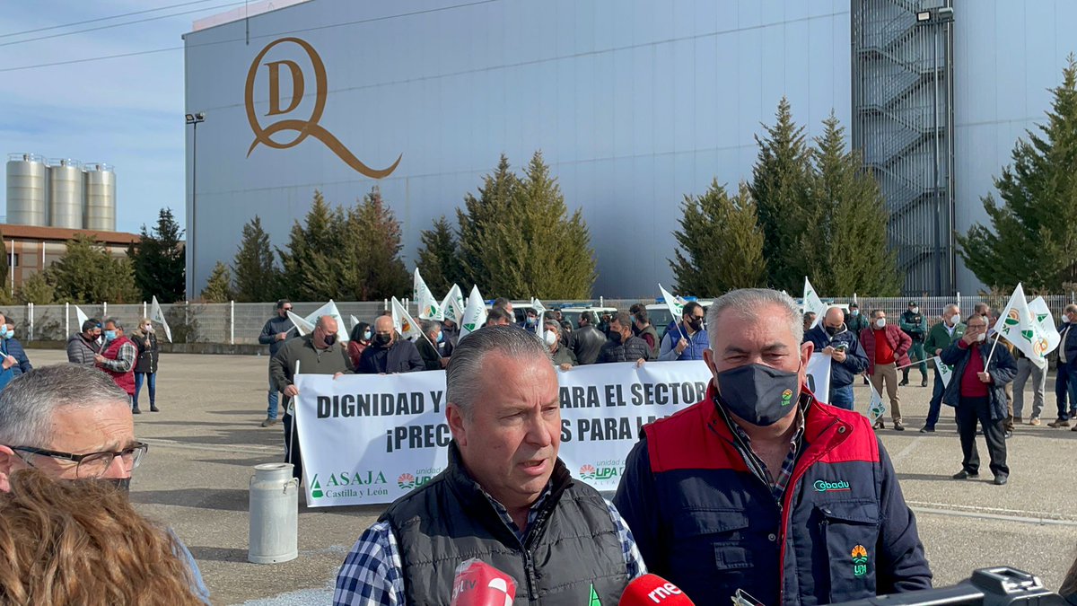 ASAJACyL's tweet photo. Nueva concentración de #ganaderos frente a las puertas de la industria García Baquero en Toro #Zamora.
No cesaremos las protestas hasta que industria y distribución paguen un #preciodigno por la #leche, como es de justicia 💪 https://t.co/1BfsD1zXvt