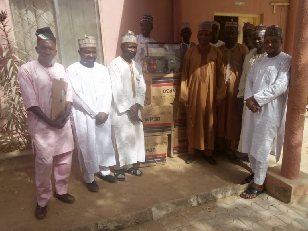 ABCOA_Danbatta's tweet photo. The Provost of Audu Bako College of Agriculture Danbatta, Prof@MohammedWailare flanked by cross-section of staff while receiving a donation of five (5) water pump by the @KanoAppeals.

#Abcoad
#AppeasKano https://t.co/4U8ddKgoF9
