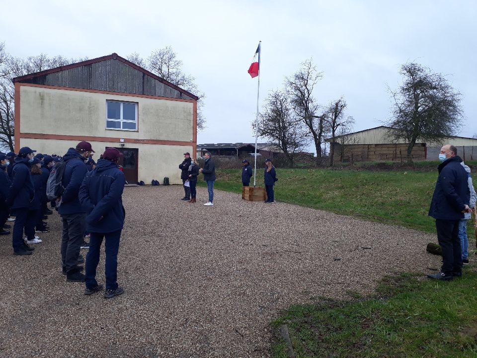 Prefet57's tweet photo. #SNU 🇫🇷 | Parvine Lacombe, directrice de cabinet @prefet57, s’est rendue mardi 22 février au centre ADEPPA de #Vigy qui accueille les jeunes volontaires du service national universel piloté par @Dsden57, pour introduire une journée était dédiée à la #sécuritéroutière. https://t.co/lZsnPHrObk