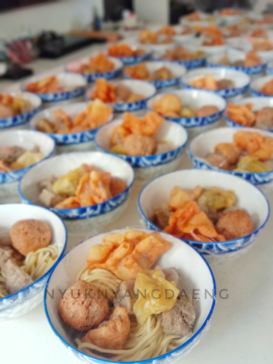 Mariki kunjungi Kedai Poros Tengah, lokasi Perumahan Green Cakra Hidayat Parangbanoa, Pallangga, Gowa. Silakan cek Maps Nyuknyang Daeng.

Follow juga instagram <a href="/nyuknyangdaeng/">Kedai Poros Tengah</a> &amp; Fanpage FB Nyuknyang Daeng 😉👍🏽