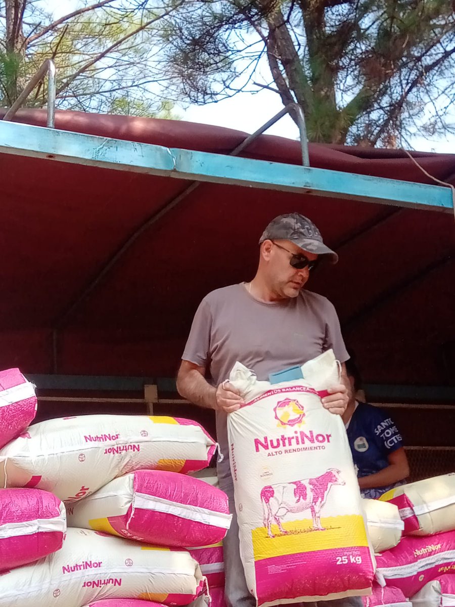 IvoWichmann's tweet photo. Luis, amigo, cliente y dueño de Nutrinor, cargo su camión con alimentos balanceados, ropa, medicamentos, agua e insumos veterinarios y los donó en Santo Tomé, Corrientes.
Ayudando donde más se necesita, con las cosas que se necesitan
#CorrientesEnLlamas #SOSCorrientes #Nutrinor https://t.co/Y2s7owoYDN