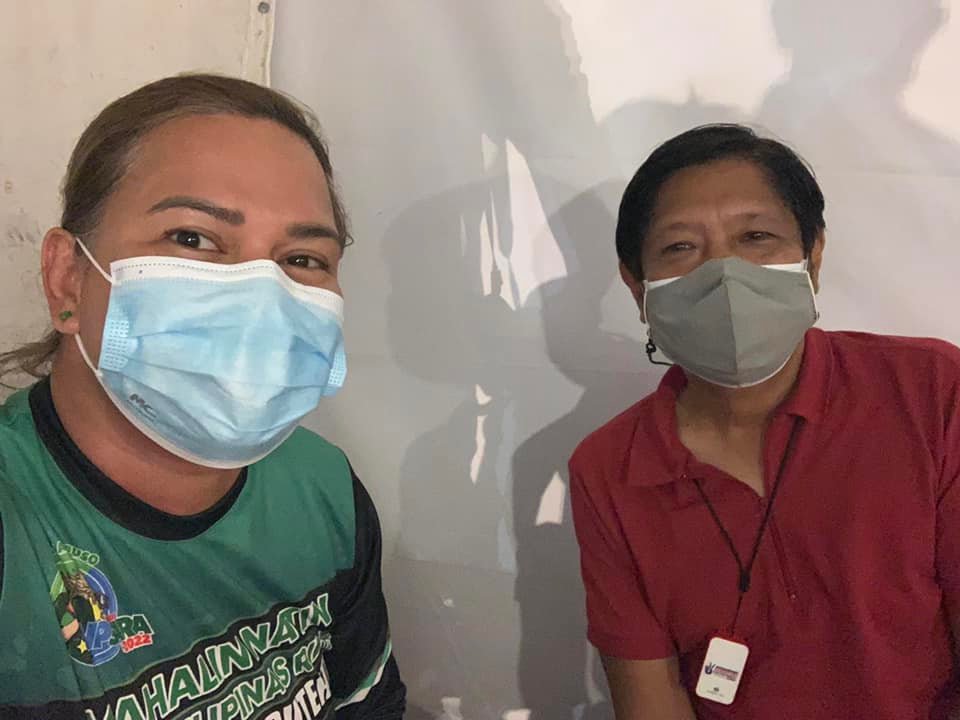 smninews's tweet photo. LOOK | BBM-Sara tandem while on break from Bacolod/Negros Occidental campaign sortie

📸 Lakas-CMD https://t.co/0J6HoS56Kt