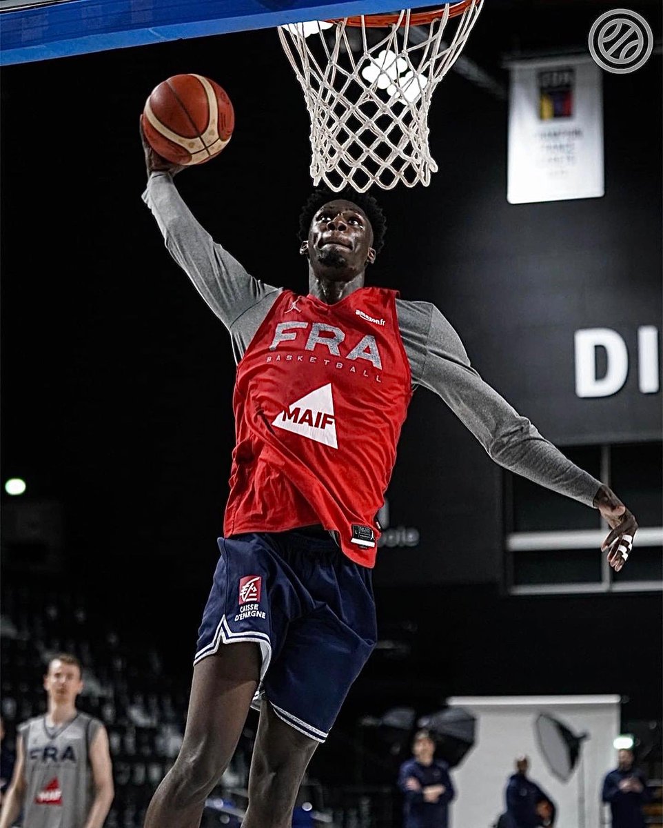 ParisBasketball's tweet photo. 💙🤍❤️

Force à @toups_33 qui disputera dès demain les qualifications à la Coupe du monde 2023 avec @FRABasketball 💪 

Big Up à @BegarinJuhann et @iampaslong partenaires d’entraînement avec le groupe A 😍

Allez les Bleus ! 🇫🇷 https://t.co/0zH5nBHQWH