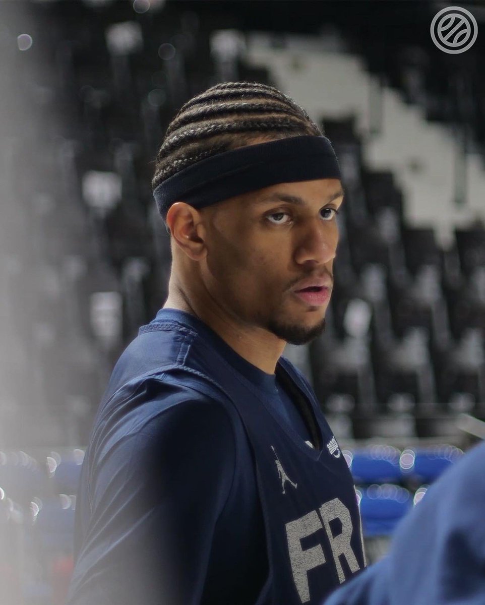 ParisBasketball's tweet photo. 💙🤍❤️

Force à @toups_33 qui disputera dès demain les qualifications à la Coupe du monde 2023 avec @FRABasketball 💪 

Big Up à @BegarinJuhann et @iampaslong partenaires d’entraînement avec le groupe A 😍

Allez les Bleus ! 🇫🇷 https://t.co/0zH5nBHQWH