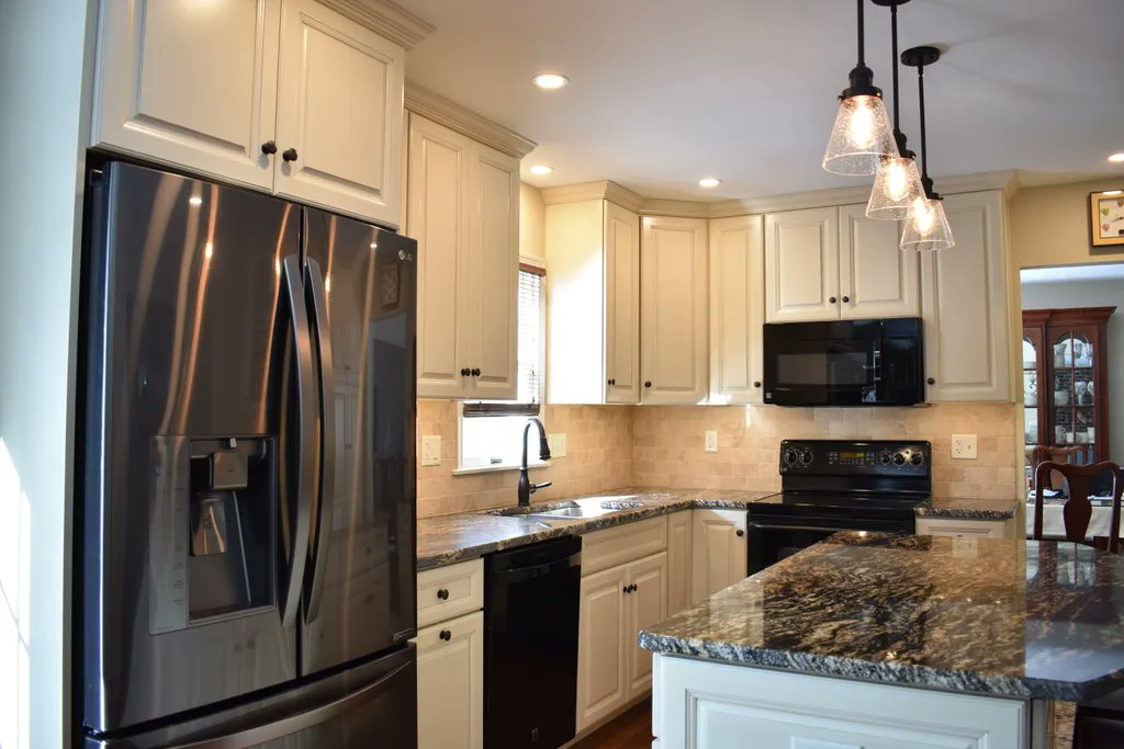 rm_kitchens's tweet photo. Adding decorative moulding above the cabinets give this kitchen an elegant feel. #kitchenmoulding #createyourkitchendesign https://t.co/029moXmFCF