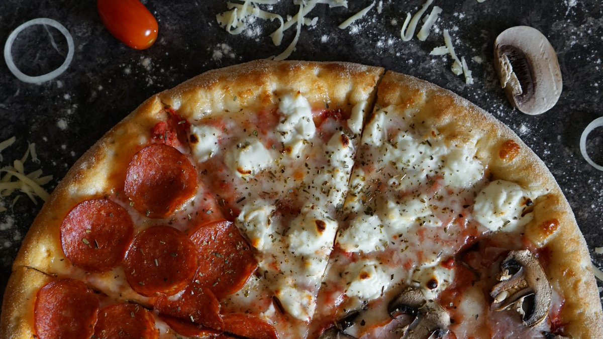 OxfordSparks's tweet photo. ⭐NEW PODCAST! Is ordering a pizza bad for the #climate? 🍕

This week we're chatting #PIZZA - from the wheat used to make the dough, to the packaging it's delivered in. Hear about @4steps4theearth &amp; how to order pizza the eco way!

🔈 https://t.co/a23DZUWyYr
@OxfordBiology https://t.co/TM2agu1X1N