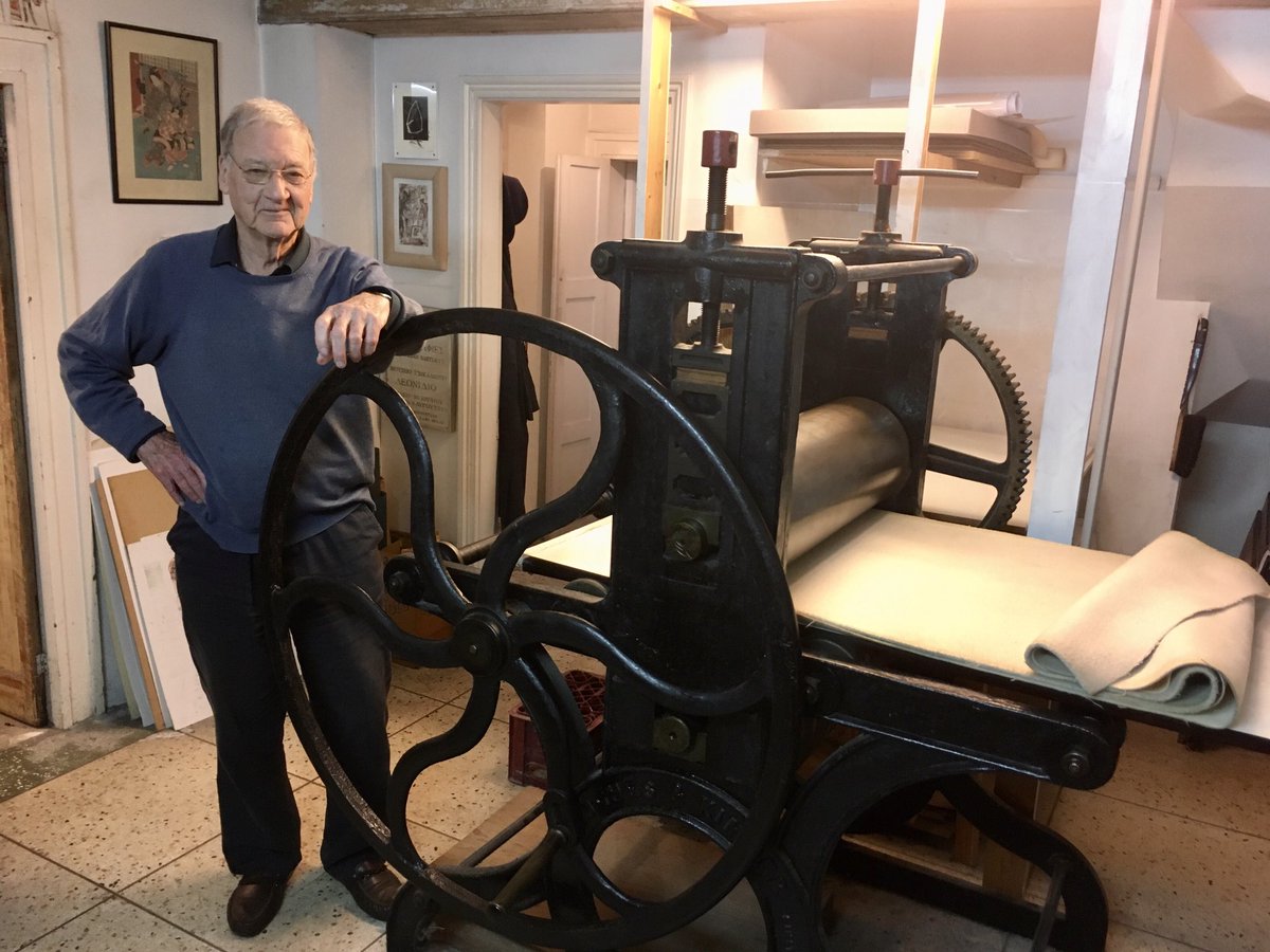 RobReynolds0's tweet image. Delighted to meet Old Bedalian Adrian Bartlett to pick up his etching. Thank you for contributing to the ⁦@BedalesSchool⁩ &amp;amp; @ruralrefugee⁩ #artsale on 8 March. 100+ pieces of artwork on sale in support of #refugeecrisis. Tickets available at bedales.org.uk/event/art-sale…