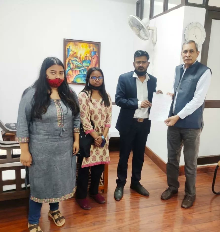SfiDelhi's tweet photo. (1) SFI protested at UGC Headquarters &amp; submitted memorandum to UGC Joint Secretary Dr Surrender Singh regarding drastic reduction in UGC fellowship. Three member delegation including SFI Delhi President @Sumit_Katariaa SFI Delhi state committee member @wiicccaa &amp; @Nancymourya3. https://t.co/V7s2yzV79g