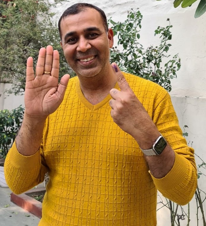 PragyeshSingh's tweet photo. एक प्रयास लोकतंत्र के स्थायित्व, बंधुत्व की स्थापना, अभिव्यक्ति के अधिकार की सुरक्षा, बच्चो के उज्जवल भविष्य के लिए।

राजनीति के प्रति क्रोध और आवेग को दबाकर मतदान (मताशीष) किया। जीतो चाहे ना जीतो, शुभकामनाये तो है।

@RahulGandhi @BJPLive @yadavakhilesh @Mayawati https://t.co/3xBN4EE5av
