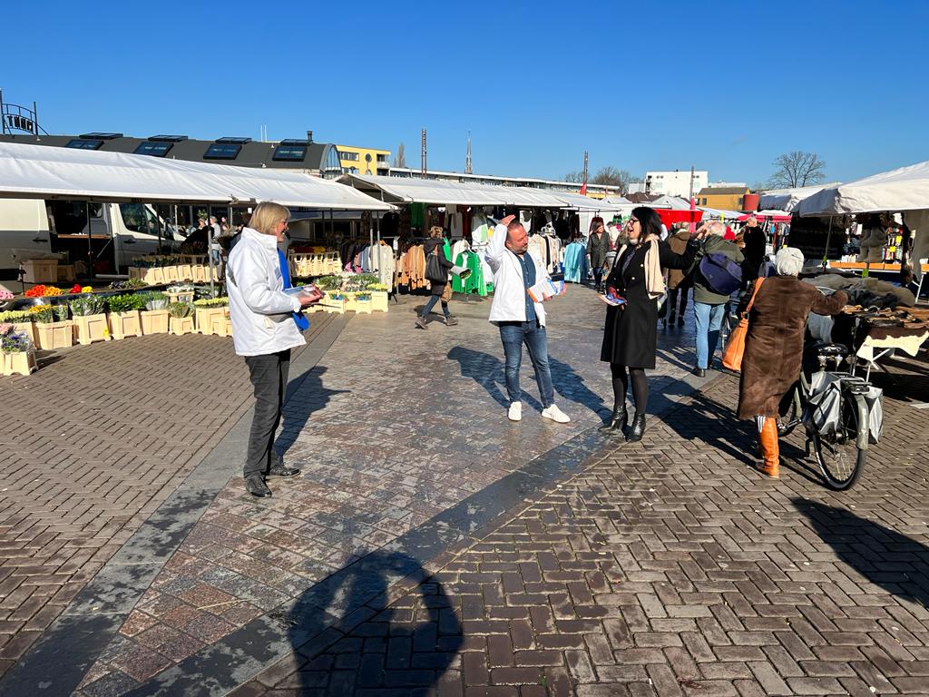 hartvoorhilv's tweet image. Heerlijk weer vandaag op de markt! We hebben veel mensen gesproken en veel mensen onze flyer met onze speerpunten gegeven. Stem lokaal, stem Hart voor Hilversum! #gemeenteraadsverkiezingen2022