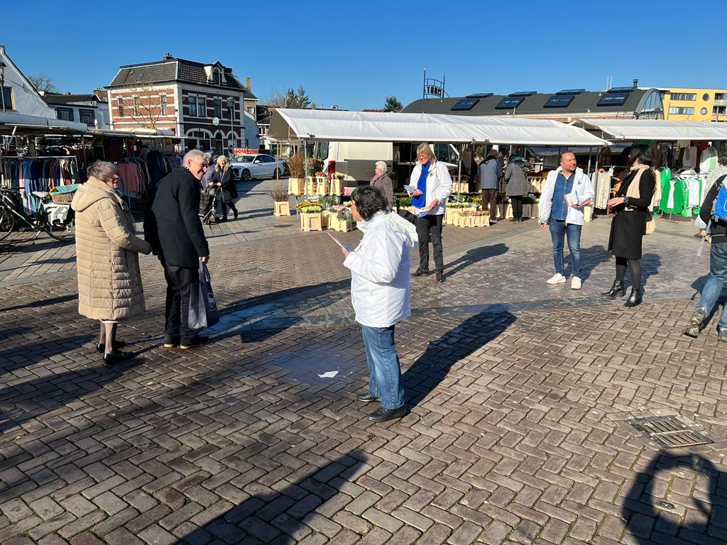 hartvoorhilv's tweet image. Heerlijk weer vandaag op de markt! We hebben veel mensen gesproken en veel mensen onze flyer met onze speerpunten gegeven. Stem lokaal, stem Hart voor Hilversum! #gemeenteraadsverkiezingen2022