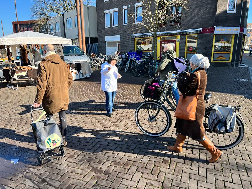hartvoorhilv's tweet image. Heerlijk weer vandaag op de markt! We hebben veel mensen gesproken en veel mensen onze flyer met onze speerpunten gegeven. Stem lokaal, stem Hart voor Hilversum! #gemeenteraadsverkiezingen2022