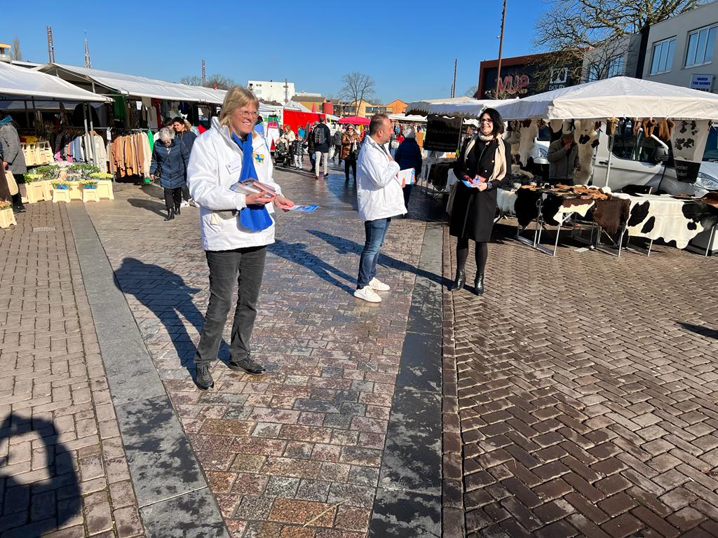 hartvoorhilv's tweet image. Heerlijk weer vandaag op de markt! We hebben veel mensen gesproken en veel mensen onze flyer met onze speerpunten gegeven. Stem lokaal, stem Hart voor Hilversum! #gemeenteraadsverkiezingen2022