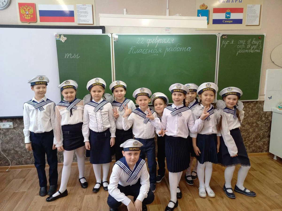 В преддверии праздника в школе прошел конкурс "Смотра строя и песни" среди 1-4 классов. Все участники показали очень хорошую подготовку! Молодцы! 👨‍✈️👩‍✈️

#РДШ #РДШ63 #РДШСамара