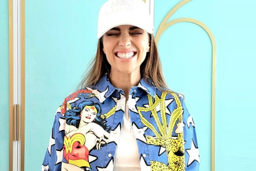 trendencias's tweet photo. Paula Echevarría y la sobrecamisa de Wonder Woman que firma María Escoté y ahora está de rebajas #PaulaEchevarria #WonderWoman #MariaEscote https://t.co/6hAiX5l1Wf https://t.co/UF8i2tlauu