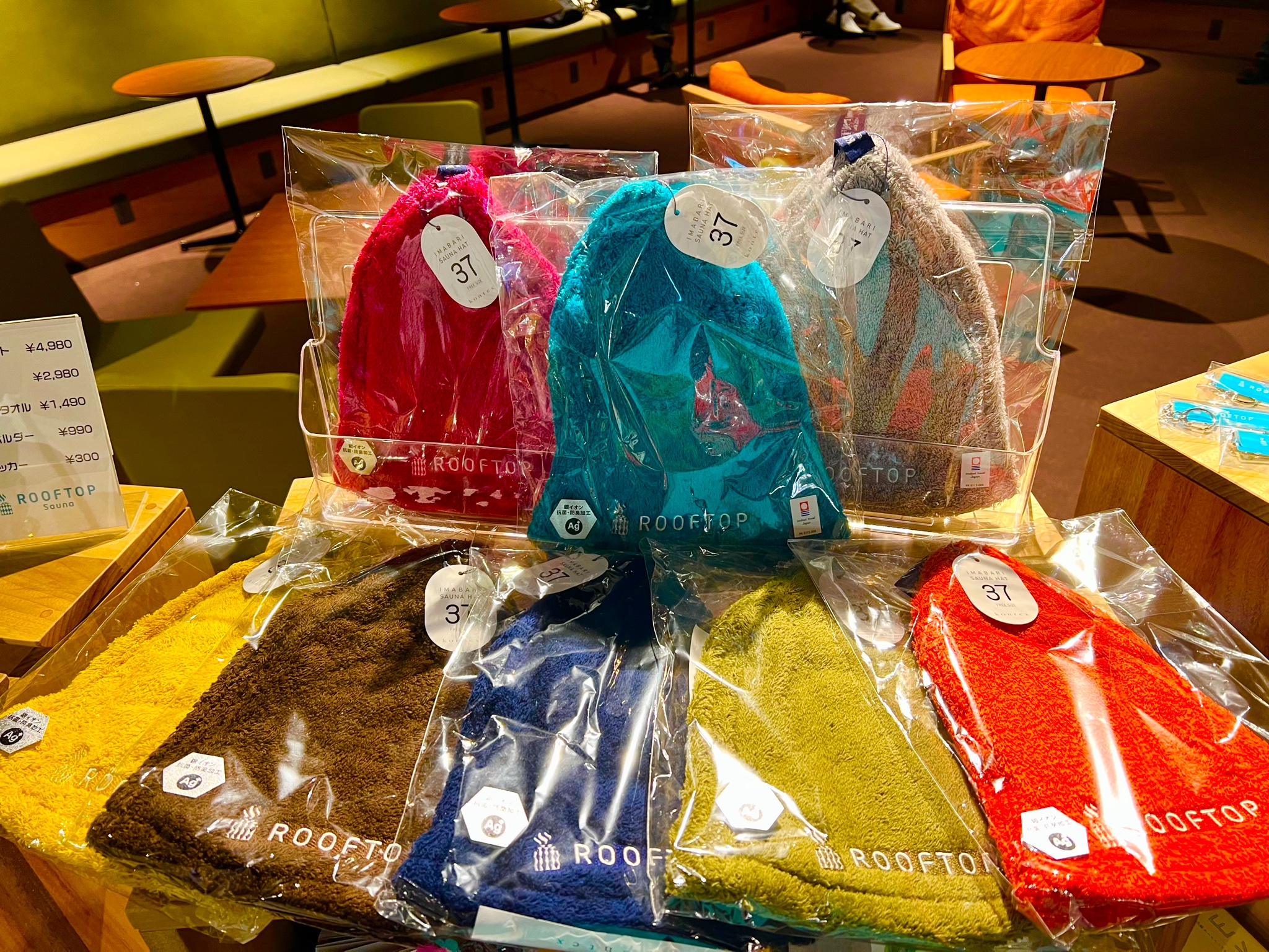 rooftop bsh コラボ サウナハット 当店で販売されてるグッズの紹介です🧖 圧倒的人気No. 1グッズ