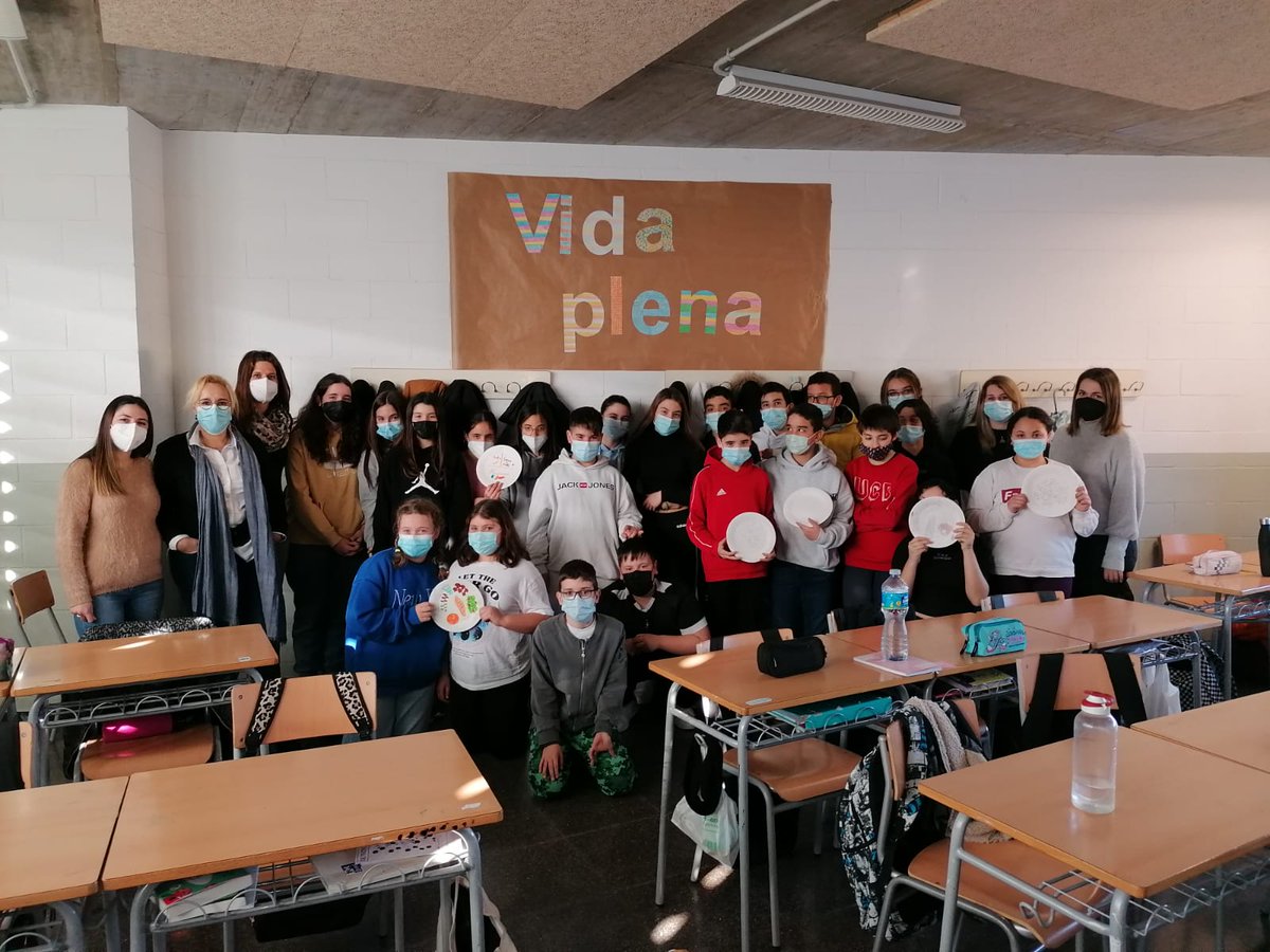 HTVCEbre's tweet photo. 👦🥗👧
Sonia Ponce, referent del programa Salut i Escola, Marta Mauri, nutricionista de l'@icscat i 3 alumnes d'infermeria de la @universitatURV han fet una intervenció de promoció de l’alimentació saludable a un centenar d'alumnes de l’ @INSDESPUIG 

➕👉https://t.co/OhdmBE58y5 https://t.co/37C3NO23eU