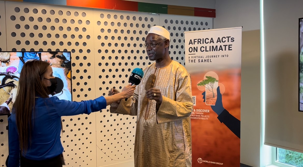 WorldBankAfrica's tweet photo. 📸SPOTTED at out our #Sahel booth at the #Expo2020Dubai!

@UNCCD Executive Secretary @ibrahimthiaw, Musician &amp; Land Ambassador @Innamodja, and @_AfricanUnion #GreatGreenWall Coordinator @tangem2009. 

Ready for a journey to a #ThrivingSahel? Cick here ➡️ https://t.co/LpVtSjIt28 https://t.co/mN2x5ziz28