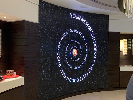 scanliteltd's tweet photo. #Curved screens! #Digital signage does not have to be flat and rectangular. Show us your free space and we can create a design around that. 👏
At Scanlite, we manufacture our displays in our UK factories. This means you aren’t tied to a standard size or style. https://t.co/VqtEzvRpQY