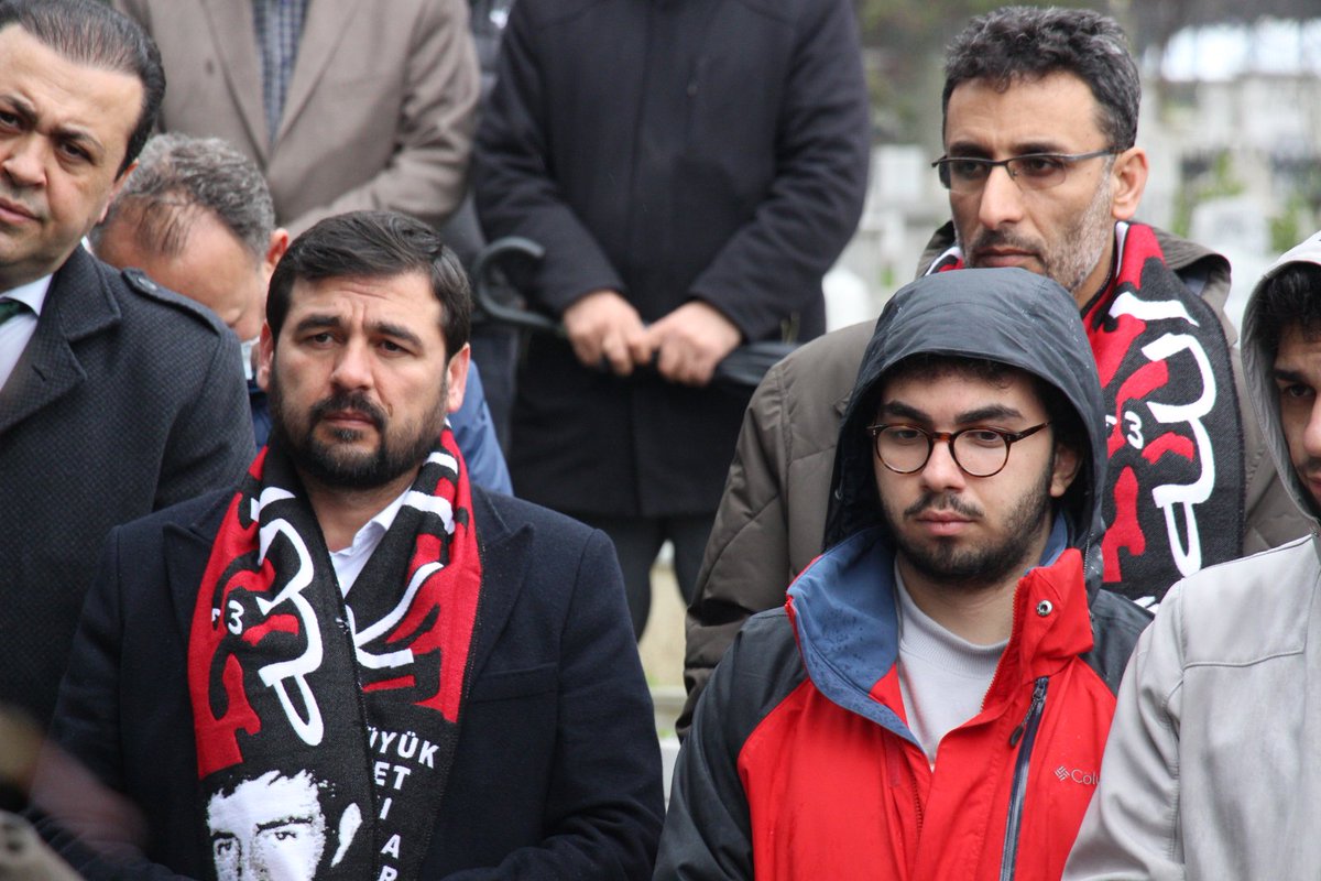 isaguvendik's tweet photo. "Şehadet bir çağrıdır tüm nesillere ve çağlara"

Yaşantısı ve sözleriyle bir nesle diriliş muştusu aşılayan dava adamı Şehid #MetinYüksel'i kabri başında yad ettik.

Şehid, gelecek nesillere son dersini bir cuma çıkışı Fatih Camii'nin avlusunda canını feda ederek verdi. https://t.co/PykkBbzzxY