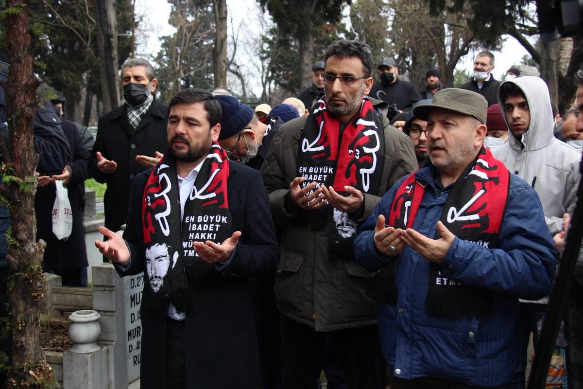 isaguvendik's tweet photo. "Şehadet bir çağrıdır tüm nesillere ve çağlara"

Yaşantısı ve sözleriyle bir nesle diriliş muştusu aşılayan dava adamı Şehid #MetinYüksel'i kabri başında yad ettik.

Şehid, gelecek nesillere son dersini bir cuma çıkışı Fatih Camii'nin avlusunda canını feda ederek verdi. https://t.co/PykkBbzzxY
