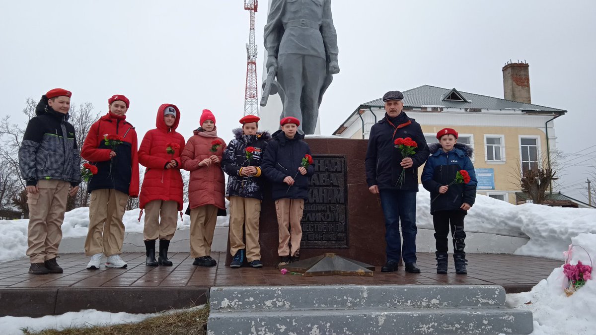 er_yzha's tweet photo. Сегодня вместе со школьниками Секретарь Южского районного МО Андрей Баранов возложил цветы в память о защитниках Отечества, отдавших свои жизни Родине. 

#ЕР37 #ЗащитникиОтечества https://t.co/3LqGhJS5uw