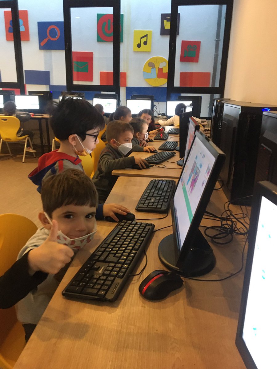 Ezgi_Kula_'s tweet photo. Bu hafta Okul öncesi 5 yaş gruplarımızla robotik dersimizde Scratch Jr. kod bloklarını tanıdık. 🤖
@delibas_esin 
#BahcesehirLara  
#robotik https://t.co/ViA6mXy1EE