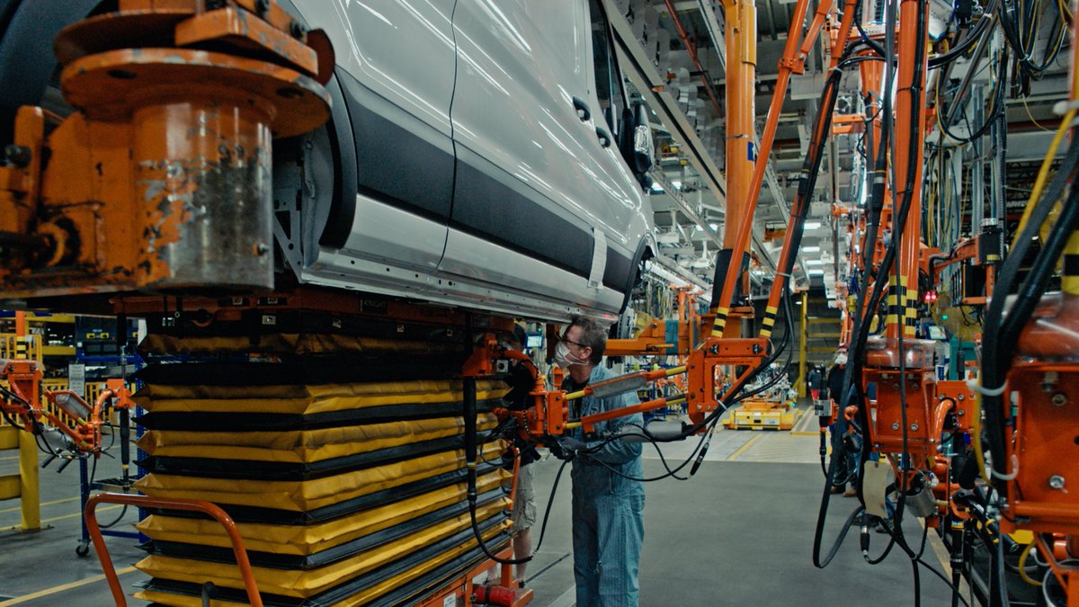 FordDostawcze's tweet photo. 👉 #FordDostawcze #FordPro rozpoczyna dostawy elektrycznego E-Transita⚡️do klientów w USA💪
▪️ Do końca 2023 roku Ford planuje osiągnąć globalną zdolność produkcyjną 600 000 pojazdów elektrycznych rocznie
#GoTransit #GoElectic #GoFordPro https://t.co/vaFxpwNG7X