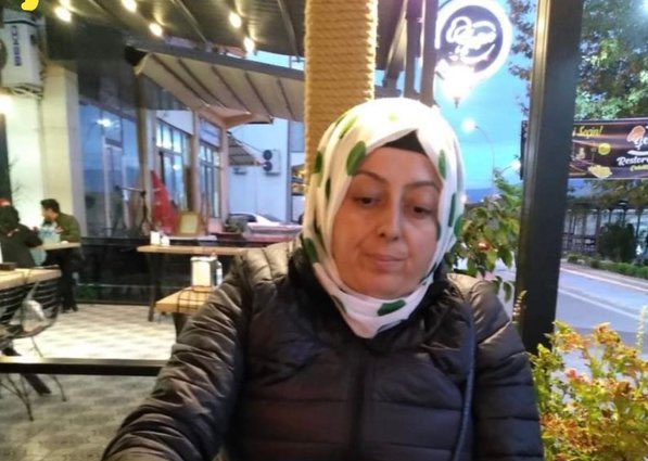Ferah Yelmen isimli bu şahıs, Dr Ebru Ergin'in kafasını defalarca masaya vurarak yoğun bakımlık yaptı...Bir kadın doktoru, kendisine raporsuz ilaç vermediği gerekçesiyle, yoğun bakımlık eden bu canlı tutuklanmadı! Hakim kapısını tekmelesen tutuklanırsın..

#FerayYelmenTutuklansın