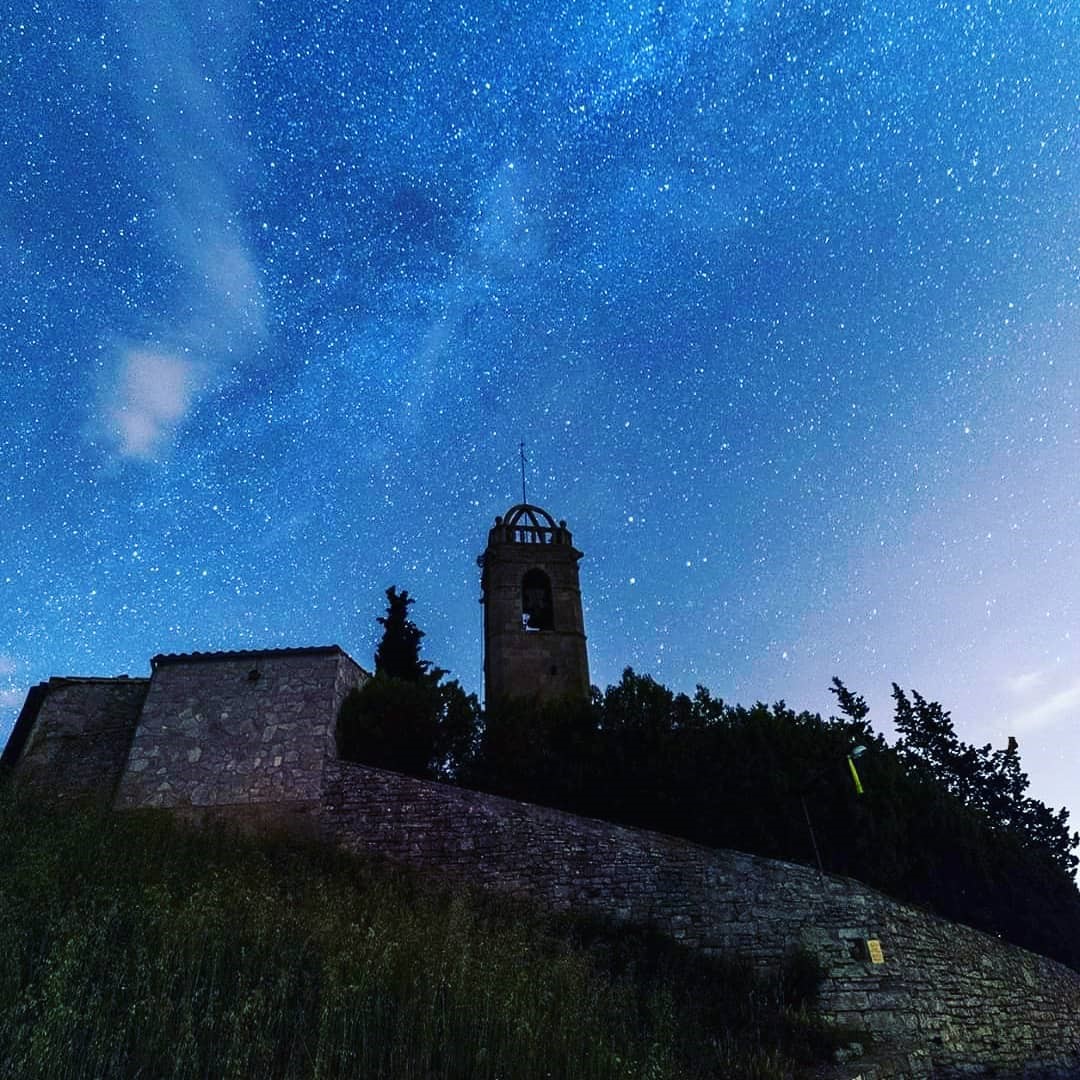 transicioeco's tweet photo. La foscor del cel de Sant Mateu de Bages, considerada com a “Molt bona”, permet una bona observació del #CelEstrellat

✨💫🔭 Demà, declarem l'Observatori @AstroCastell de Castelltallat com a espai amb cel nocturn de qualitat

Vols venir?
ℹ️ https://t.co/BDPLC7bbPj

#CelEstrellat https://t.co/n61IEZ3ql0