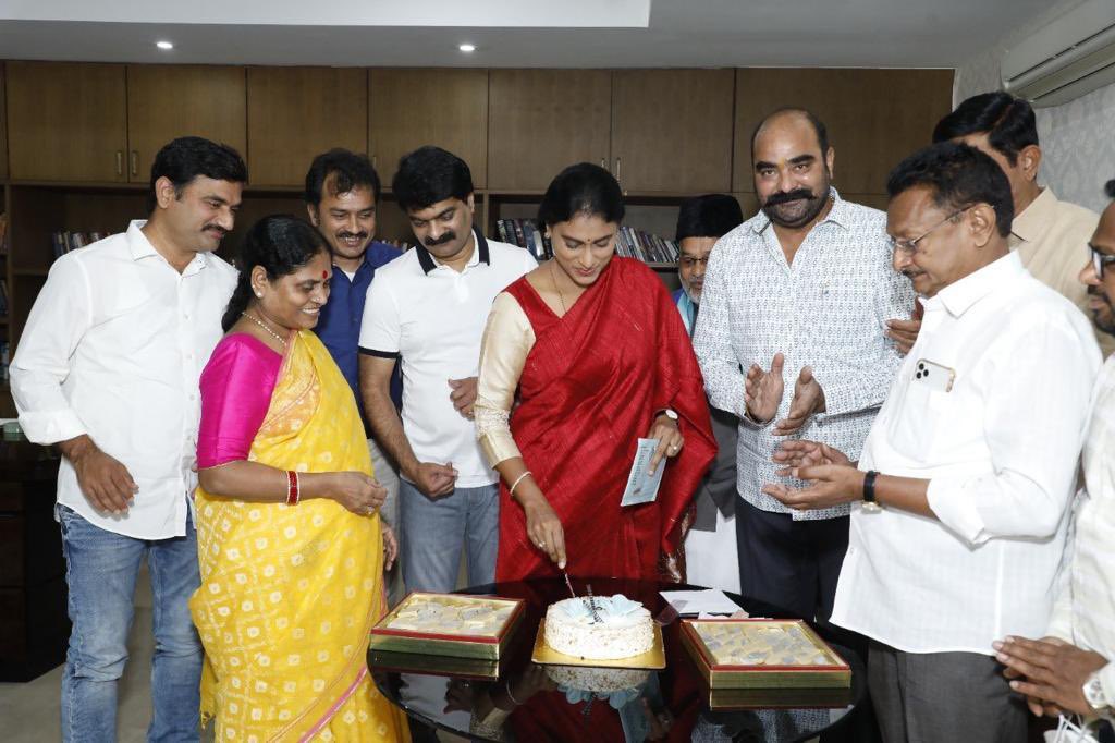 realyssharmila's tweet photo. YSR తెలంగాణ పార్టీకి అధికారిక గుర్తింపు ఇచ్చిన భారత ఎన్నికల సంఘానికి కృతజ్ఞతలు. ప్రజా సేవే ధ్యేయంగా, ప్రజాస్వామ్యబద్ధంగా చివరి వరకూ మా పార్టీ పనిచేస్తుంది. ఎన్ని అడ్డంకులు ఎదురైనా ప్రజల కోసం పనిచేస్తాం. ప్రజల మధ్యే ఉంటాం. వైయస్ఆర్ బాటలోనే పయనిస్తాం.. జై తెలంగాణ.. జోహార్ వైయస్ఆర్ https://t.co/bsEzyQ1N7a