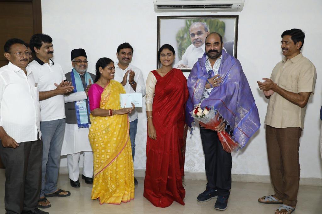 realyssharmila's tweet photo. YSR తెలంగాణ పార్టీకి అధికారిక గుర్తింపు ఇచ్చిన భారత ఎన్నికల సంఘానికి కృతజ్ఞతలు. ప్రజా సేవే ధ్యేయంగా, ప్రజాస్వామ్యబద్ధంగా చివరి వరకూ మా పార్టీ పనిచేస్తుంది. ఎన్ని అడ్డంకులు ఎదురైనా ప్రజల కోసం పనిచేస్తాం. ప్రజల మధ్యే ఉంటాం. వైయస్ఆర్ బాటలోనే పయనిస్తాం.. జై తెలంగాణ.. జోహార్ వైయస్ఆర్ https://t.co/bsEzyQ1N7a