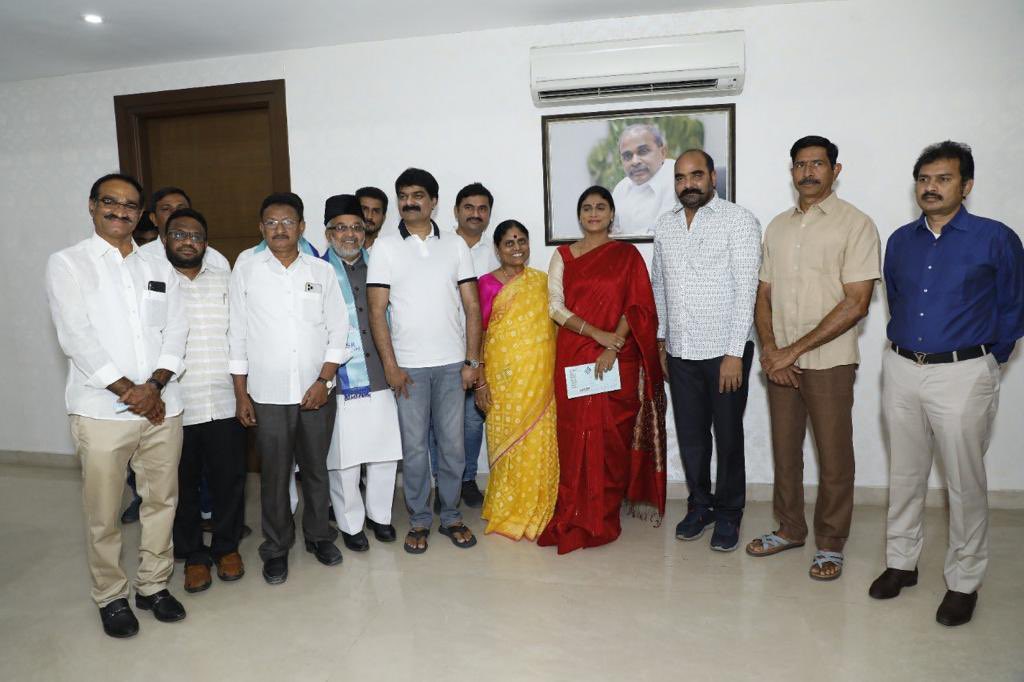 realyssharmila's tweet photo. YSR తెలంగాణ పార్టీకి అధికారిక గుర్తింపు ఇచ్చిన భారత ఎన్నికల సంఘానికి కృతజ్ఞతలు. ప్రజా సేవే ధ్యేయంగా, ప్రజాస్వామ్యబద్ధంగా చివరి వరకూ మా పార్టీ పనిచేస్తుంది. ఎన్ని అడ్డంకులు ఎదురైనా ప్రజల కోసం పనిచేస్తాం. ప్రజల మధ్యే ఉంటాం. వైయస్ఆర్ బాటలోనే పయనిస్తాం.. జై తెలంగాణ.. జోహార్ వైయస్ఆర్ https://t.co/bsEzyQ1N7a
