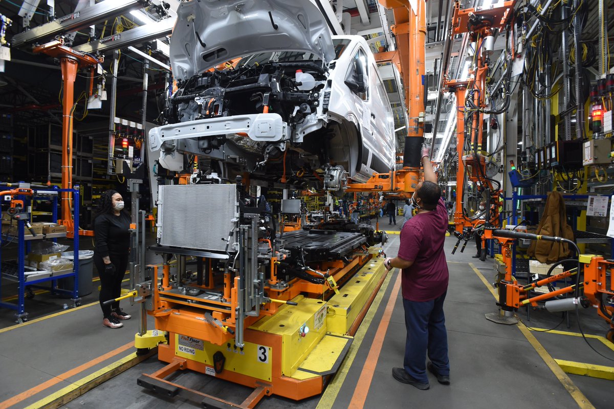 FordDostawcze's tweet photo. 👉 #FordDostawcze #FordPro rozpoczyna dostawy elektrycznego E-Transita⚡️do klientów w USA💪
▪️ Do końca 2023 roku Ford planuje osiągnąć globalną zdolność produkcyjną 600 000 pojazdów elektrycznych rocznie
#GoTransit #GoElectic #GoFordPro https://t.co/vaFxpwNG7X