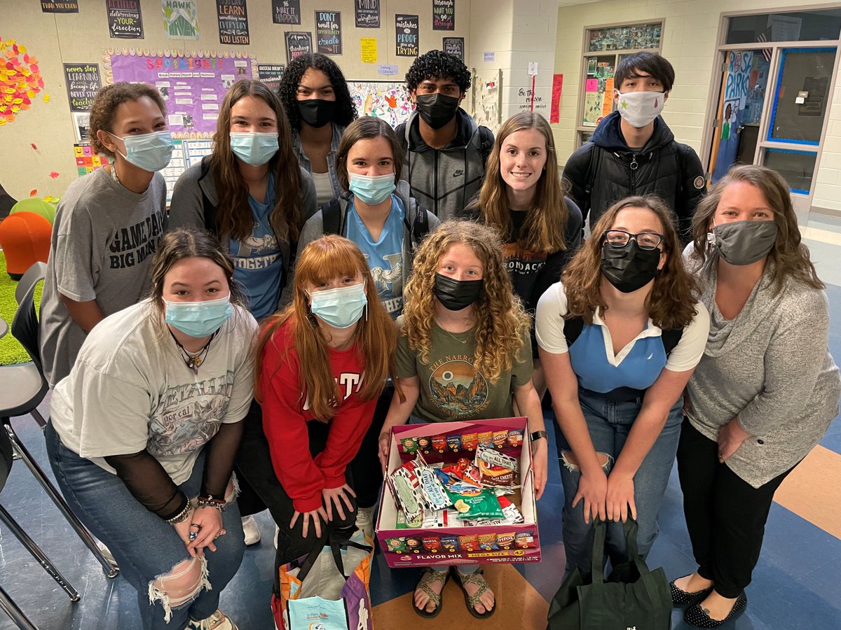 HanoverSchools's tweet photo. SPECIAL THANK YOU! A group of Hanover High School International Baccalaureate students spent some time dodging raindrops yesterday to give snacks and gum to our hardworking drivers in honor of Bus Driver Appreciation Day. https://t.co/PIC7VCINBu