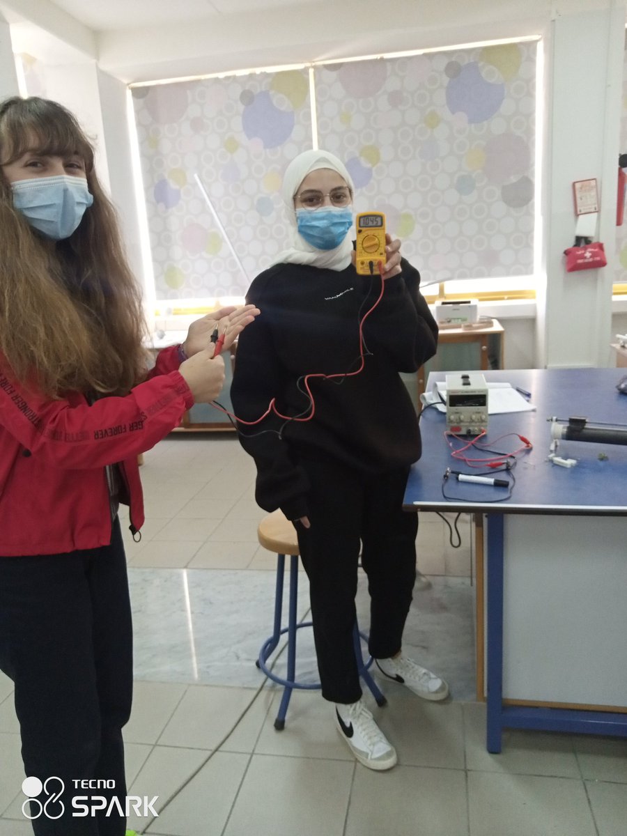 RazanAlbaba2's tweet photo. Grade 9 students exploring the characteristics of a resistor @Hhhsinfo https://t.co/XsznWQrmjt