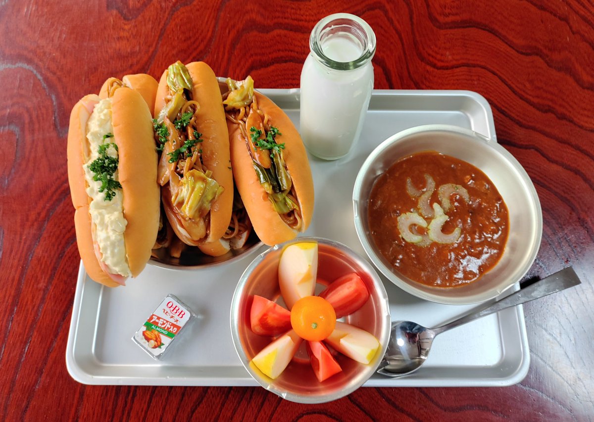 e_e_e_e_e_e_'s tweet photo. 給食の時間ですよ〜😃🤖🤖

今日は、たまごパン・焼きそばパン・カレー・牛乳・果物で頂きました⭐🎵🎵 https://t.co/aFe2YtjKMy