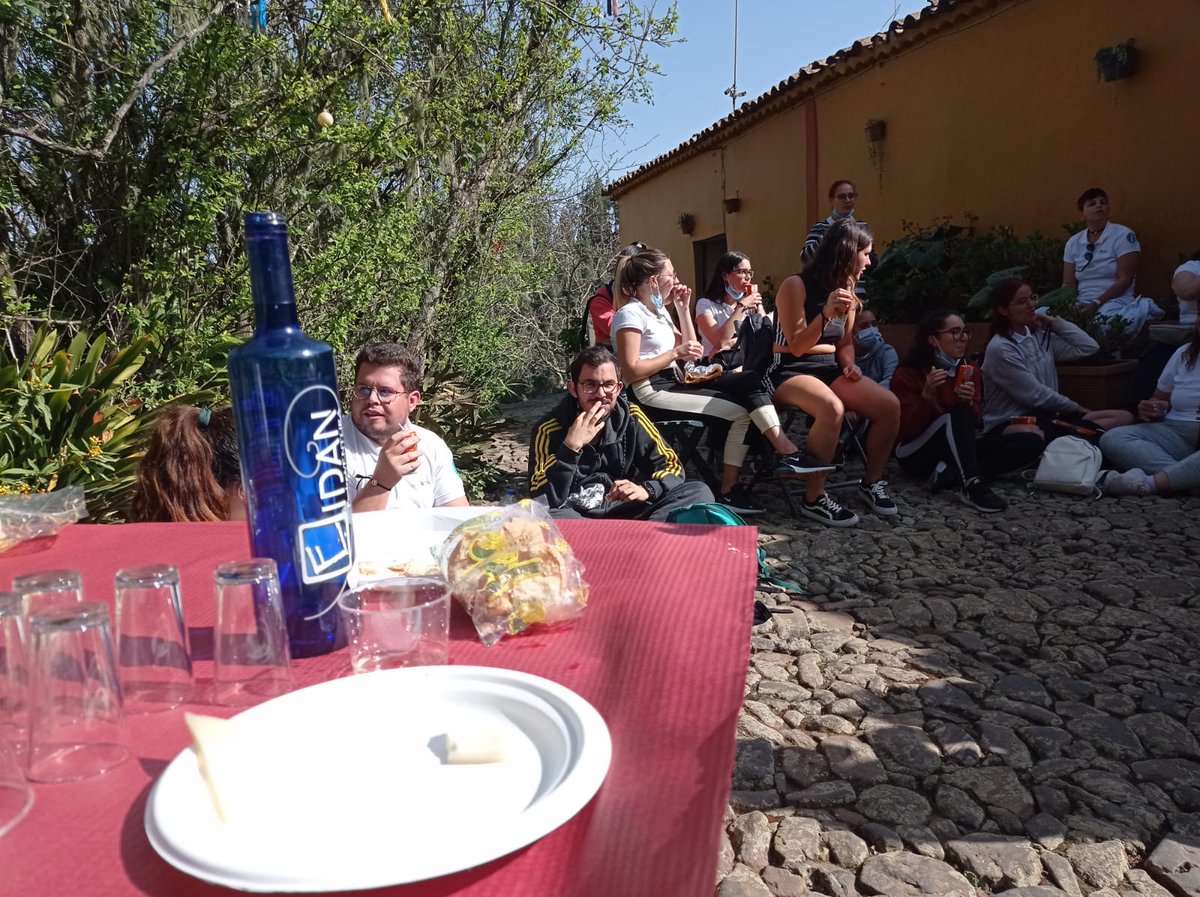 CIFPSanCristoba's tweet photo. Entre suspiros y buen queso se desarrolló la 5ª "Ruta original" diseñada por alumnas de 2º del CFGS de Guía, Información y Asistencias Turísticas. Recorrido gastronómico y cultural por los municipios de Moya y Santa María de Guía. Participó BNI @uniongaldar https://t.co/X8r13uUQ2u