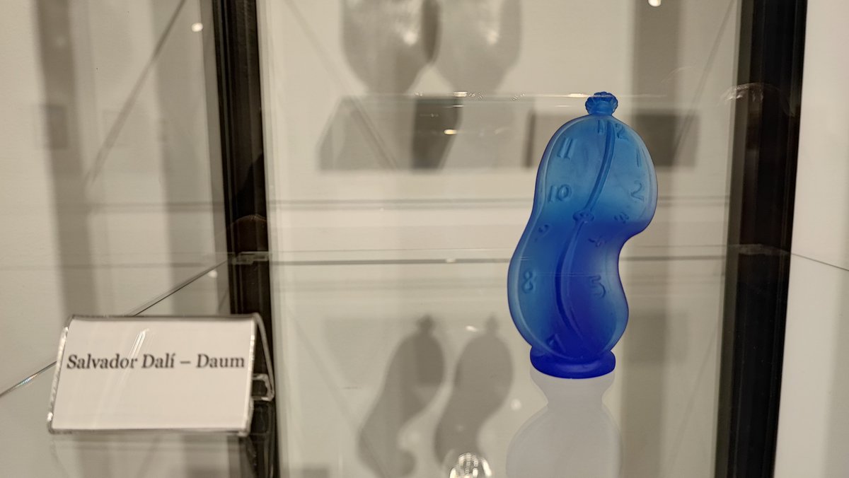 MuseodeNerja's tweet photo. ¿Os recuerda algo esta pieza de #ArtGlass? Sí, es un reloj de #Dalí, como los que aparecen en su famoso cuadro "La persistencia de la memoria". Dalí, como artista polifacético, también diseñó piezas en #vidrio, en este caso para la empresa francesa #Daum. Visítanos y la verás. https://t.co/Br0BRcFz09