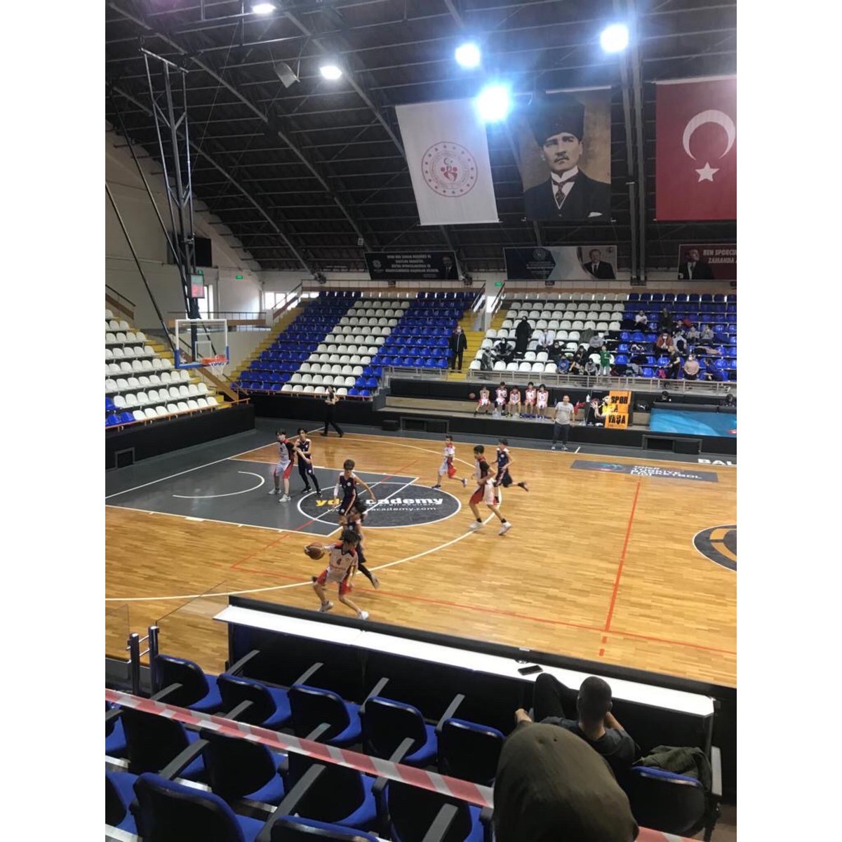 Balıkesir Küçük Erkekler Basketbol Merkez grubunda yapılan maçta Bilnet Okullarına karşı 88-41 galip gelen Bahçeşehir Koleji takımımız, final maçında BALIKESİR MERKEZ ŞAMPİYONU olmuştur. Takımımızı kutlar başarılarının devamını dileriz.❤️💙