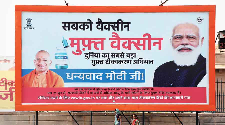 aksology's tweet photo. Thankyou Kejriwal ke poster kahin nahi lage @SirPareshRawal… par State governments ke budget se aise poster lagane walo par #AakThu https://t.co/IcvcgFjX8v