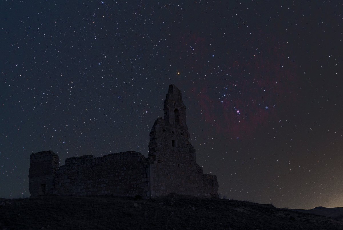 JAndpla's tweet photo. The hermitage of Valdeherreros is witness to the gaze of Orion.  Orion greets us in winter, let's return the greeting.
#Orion #stars #Landscapes https://t.co/WEvf5NR51s