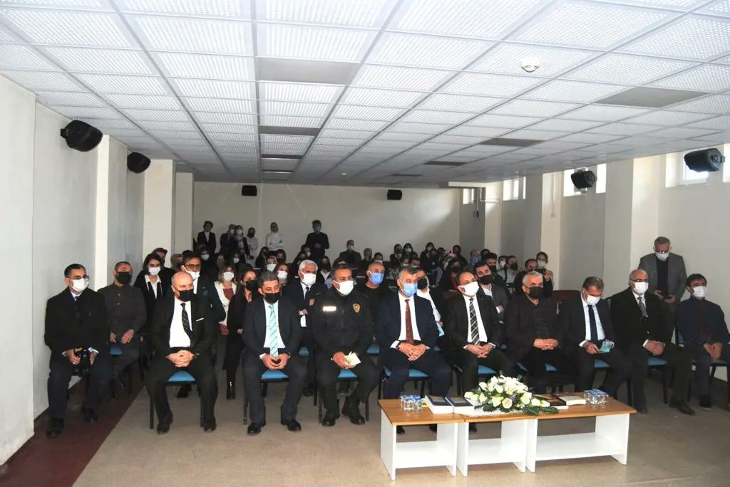 İlçe Milli Eğitim Müdürlüğümüz tarafından başlatılan “Dün Başardılar, Bugün Neden Olmasın?” projesi kapsamında “İbn-i HALDUN ” sunumumuz Kaymakamımız Sayın <a href="/CevdetErturkmen/">Cevdet Ertürkmen</a>, protokol üyeleri, öğretmenlerimiz ve öğrencilerimizin katılımıyla gerçekleştirildi.