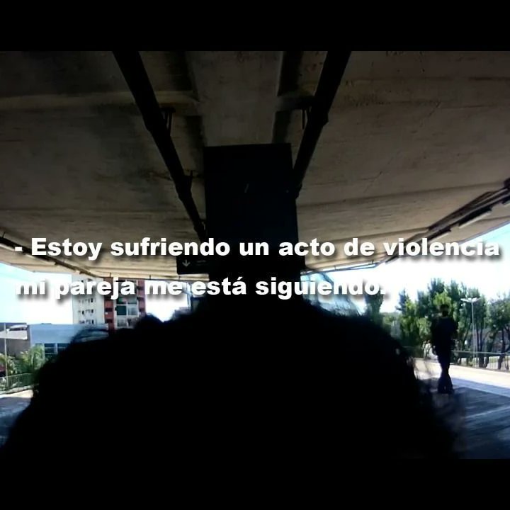 Fede_htuszko22's tweet photo. Estacion Sarandi Linea Roca:  
Una mujer se acerca al tótem de seguridad para alertar que era víctima de violencia de género.
Ante la situacion el masculino se entorna agresivo com Personal Policial. Por tal motivo es aprehendido y traslado a la Cria 4ta de Sarandi. #NoEstasSola https://t.co/okLlel91tM