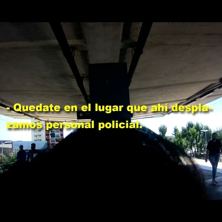 Fede_htuszko22's tweet photo. Estacion Sarandi Linea Roca:  
Una mujer se acerca al tótem de seguridad para alertar que era víctima de violencia de género.
Ante la situacion el masculino se entorna agresivo com Personal Policial. Por tal motivo es aprehendido y traslado a la Cria 4ta de Sarandi. #NoEstasSola https://t.co/okLlel91tM