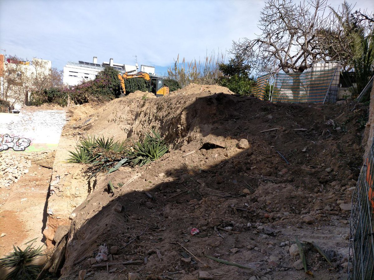 MarcSerraSole's tweet photo. El promotor privat del solar de l’antic Camí de València a #LaSatalia ha fet malbé la finca municipal del costat, destruint bona part del meravellós hort comunitari que hi ha. Farem tot allò que estigui a les nostres mans perquè el dany sigui reparat. Ho explico 👇 https://t.co/6Su5BCkRu8