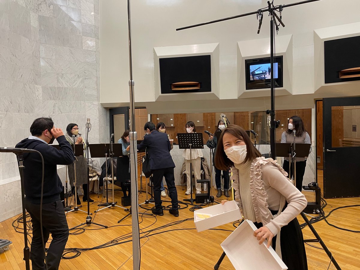 9o72OMRBecTEWtQ's tweet photo. 本日4月6日リリース「蜉蝣のうた」CD内収録曲「地球へ」合唱レコーディング無事に終わりました。
松井孝夫先生編曲、harmonia ensemble(ハルモニア アンサンブル)の団長、福永さんの指揮の元、皆様の声が素晴らしくて、スタジオに響き渡りました。
#半崎美子
#地球へ
#5周年year https://t.co/q6eYuEw050