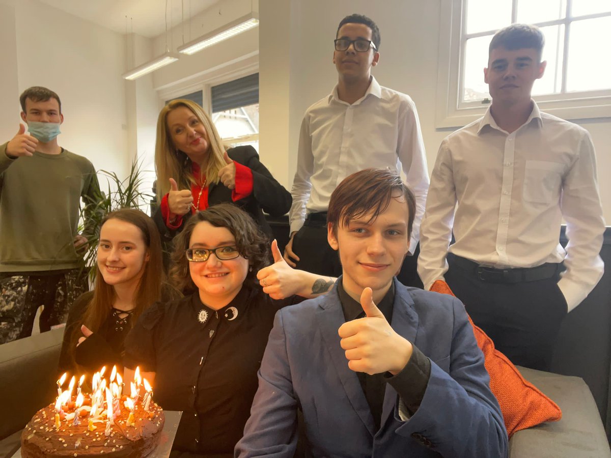 DNP_Blog's tweet image. Happy Birthday, Cat! 🎉

Another Birthday celebrated in the office!

(It's not your birthday Korey)