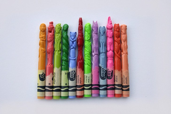 womensart1's tweet photo. Vietnamese artist Diem Chau sculpts incredibly detailed figures on the top of Crayola crayons #WomensArt https://t.co/61akor867q
