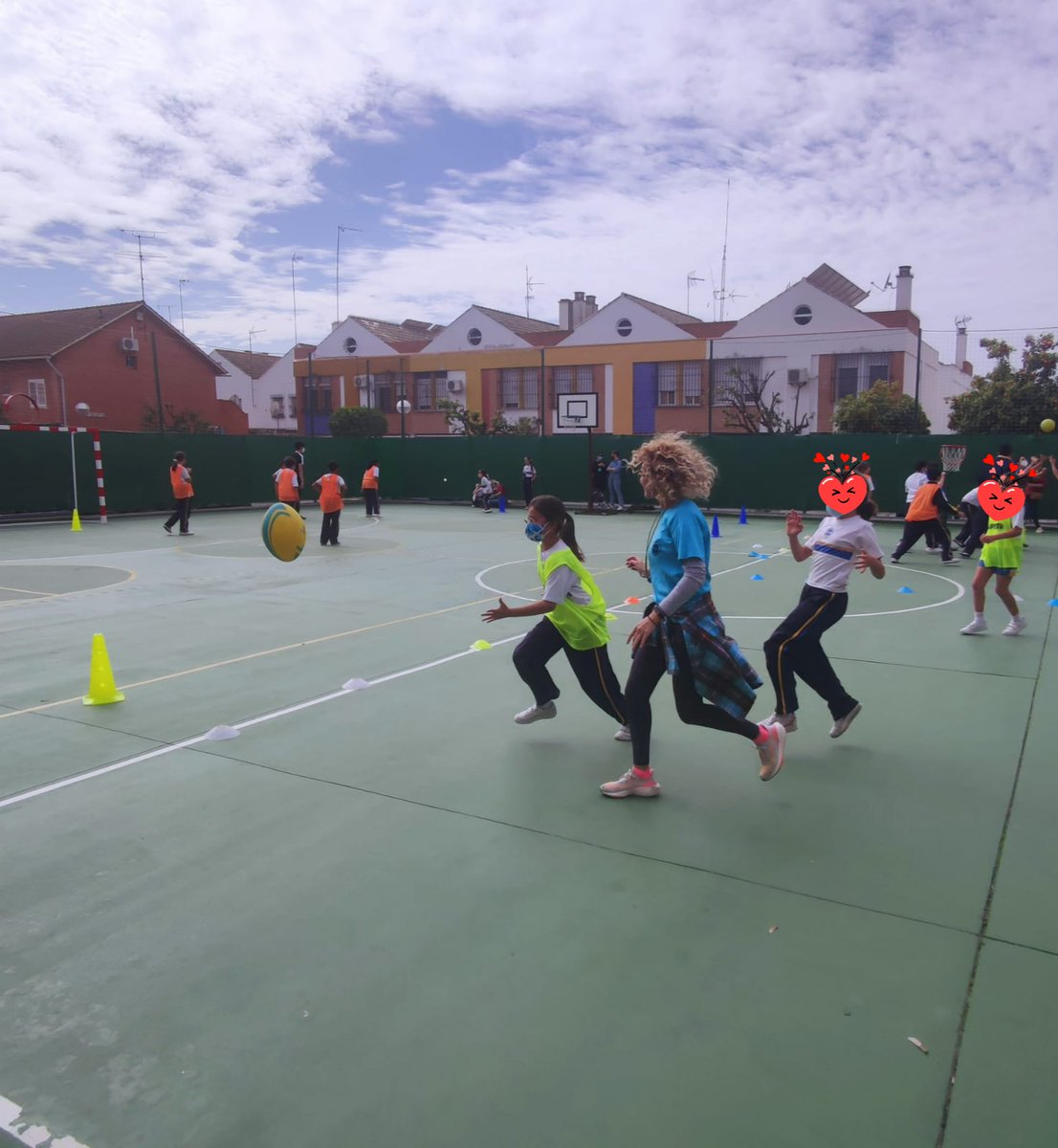 Dándolo todo en nuestra Semana Cultural 😜 La educación ha cambiado... en muchas cosas para MEJOR!!! 😍 <a href="/MissYoliPrimary/">Yoli</a> @ColegiolaLuna